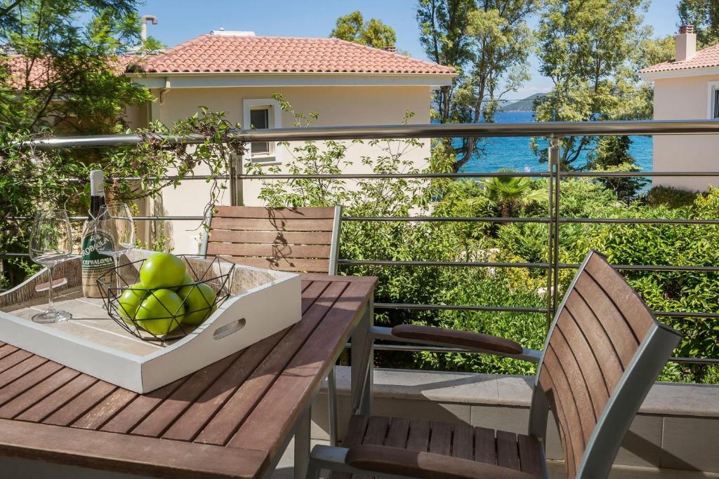 Drewniany stół z miską piłek tenisowych na nim w obiekcie Waterfront Suites Thalassa Mws Karavomilos Kefalonia w mieście Karavomylos