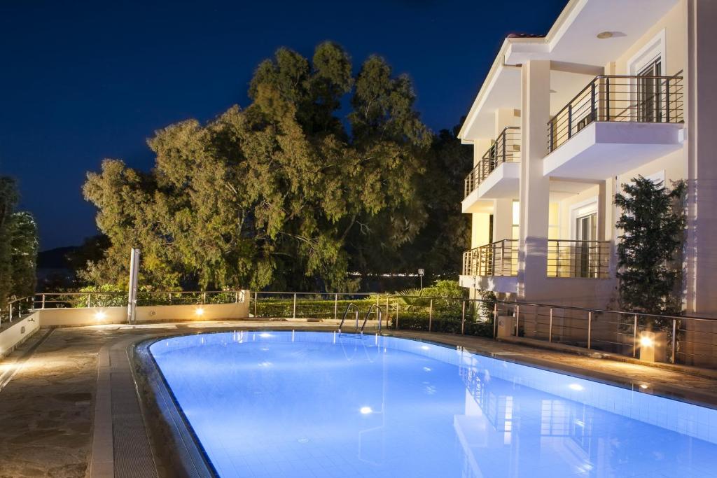 Basen w obiekcie Waterfront Suites Thalassa Mws Karavomilos Kefalonia lub w pobliżu