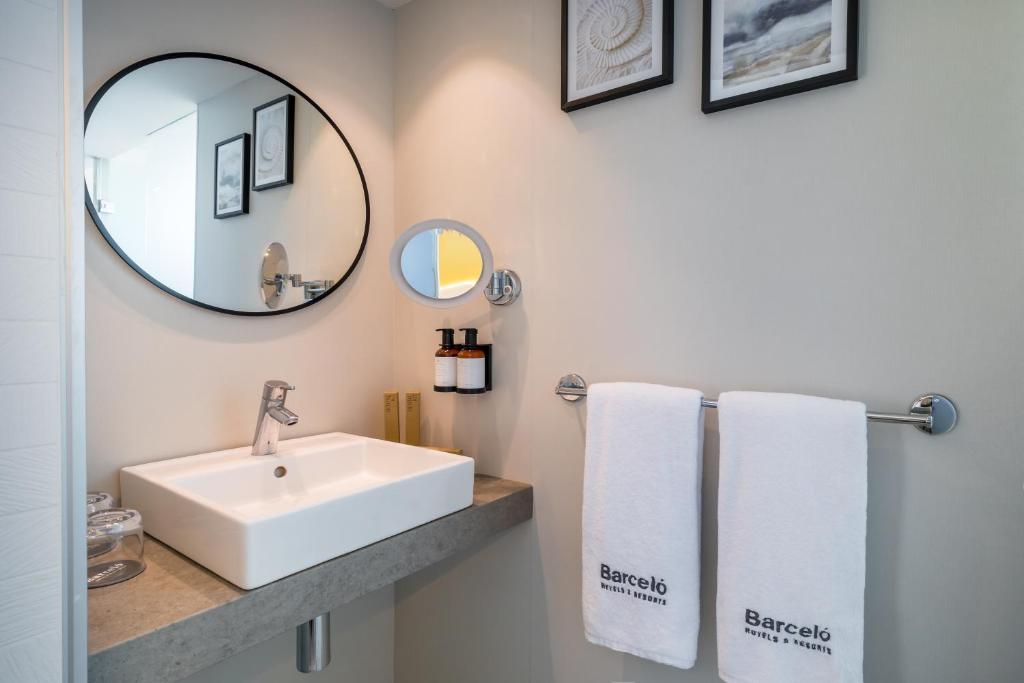 A bathroom at Barceló Margaritas Royal Level Adults Only