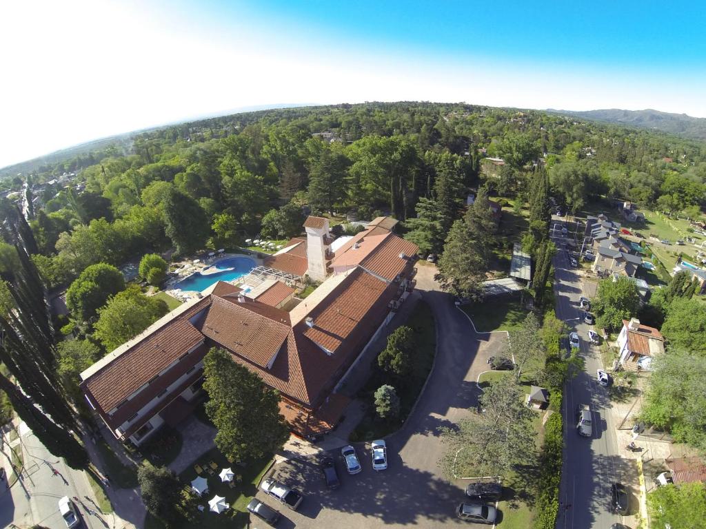 uma vista aérea de uma casa com piscina e árvores em Hotel Edelweiss em Villa General Belgrano