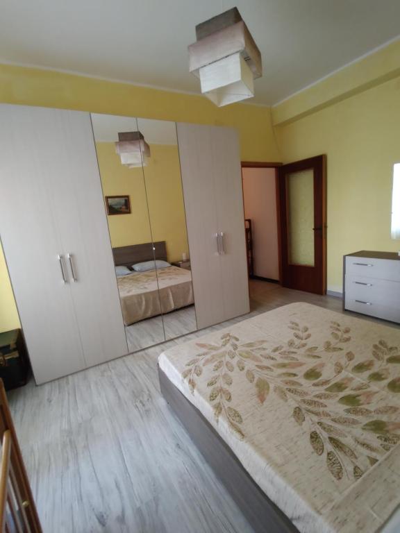 um quarto com uma cama e um espelho grande em Sant'Elena apartment Self check-in em Quartu SantʼElena