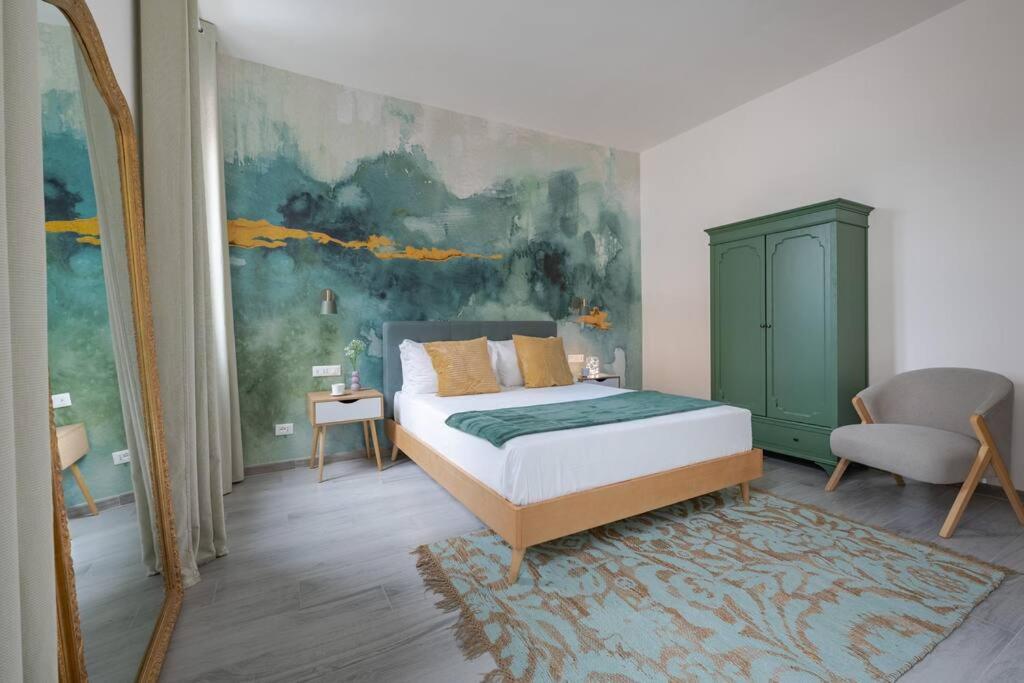 een slaapkamer met een bed en een schilderij aan de muur bij Via Pollaiolo, 55 - Florence Charming Apartments - Comfort e Stile a 350mt dal Tram! First floor with elevator and car places on street in Florence