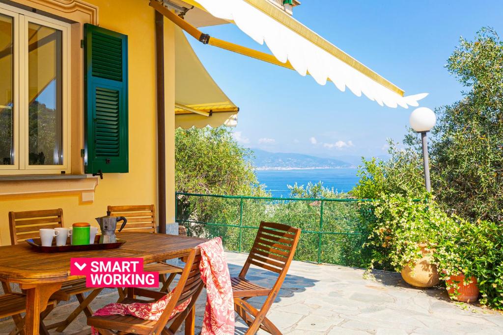 einen Tisch und Stühle auf einer Terrasse mit Meerblick in der Unterkunft Amazing Seaview in Santa Margherita by Wonderful Italy in Santa Margherita Ligure