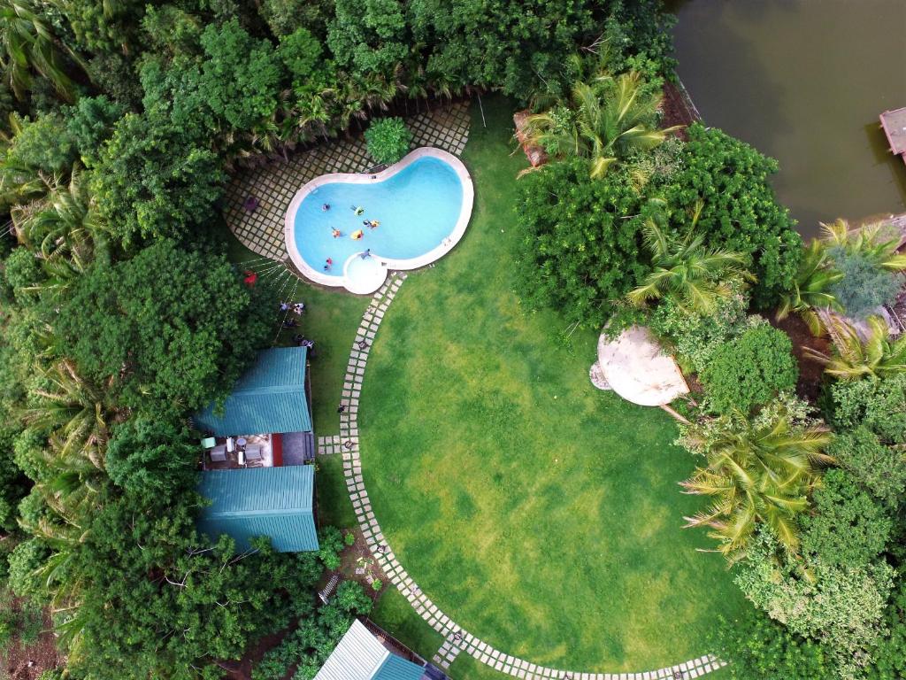 Aranyagiri Countryside Resort, Near Pune في بيون: اطلالة جوية على منتجع مع مسبح