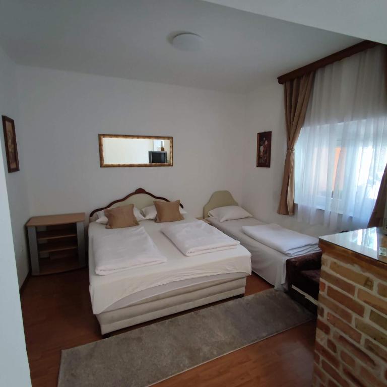 Postel nebo postele na pokoji v ubytování Apartments and rooms Lena