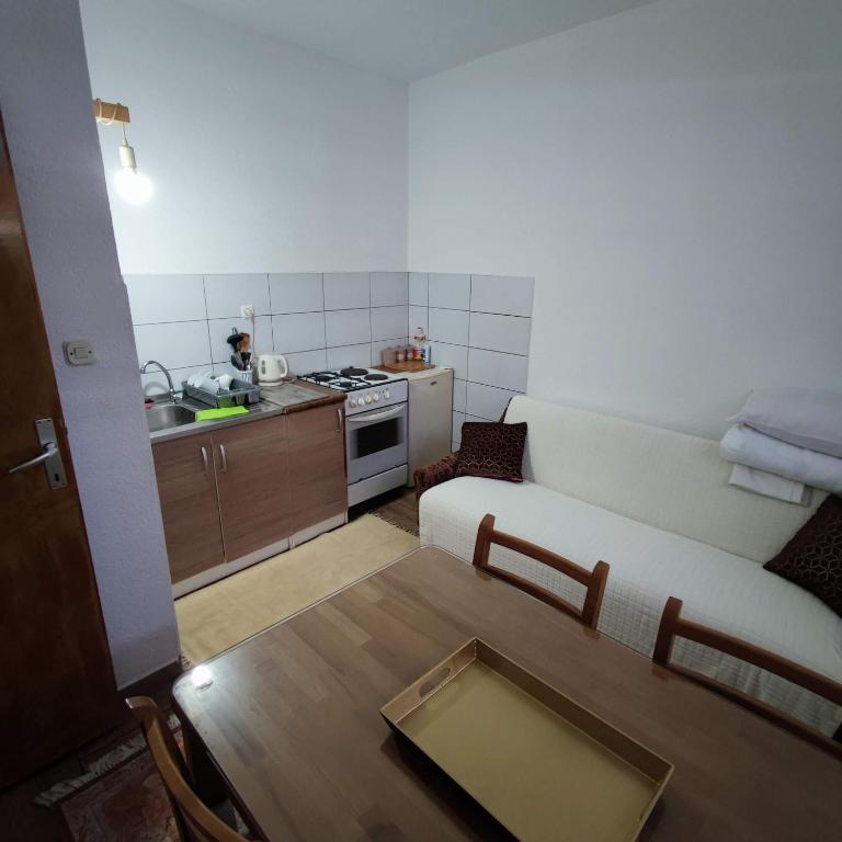 Kuchyň nebo kuchyňský kout v ubytování Apartments and rooms Lena
