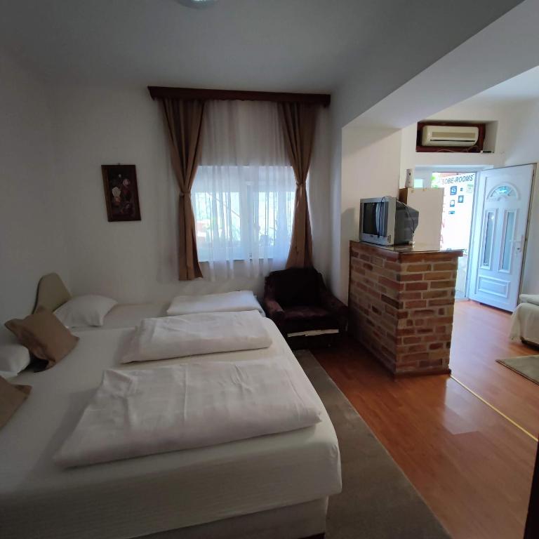 Postel nebo postele na pokoji v ubytování Apartments and rooms Lena
