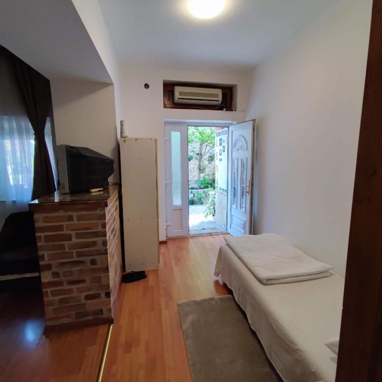 Postel nebo postele na pokoji v ubytování Apartments and rooms Lena