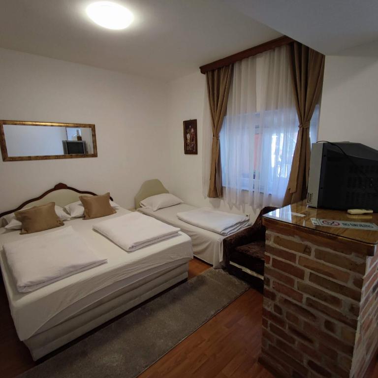Postel nebo postele na pokoji v ubytování Apartments and rooms Lena