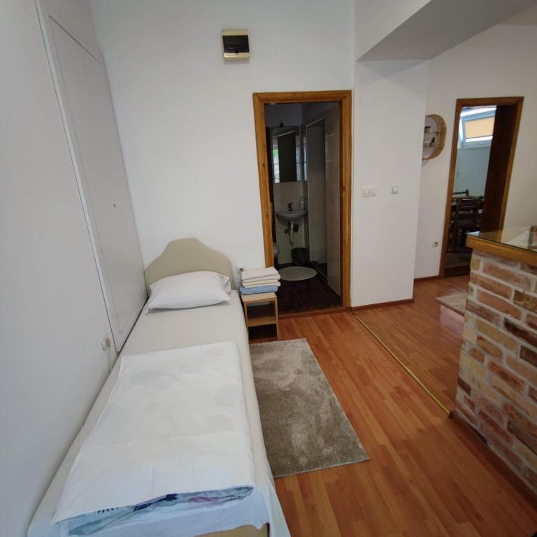 Postel nebo postele na pokoji v ubytování Apartments and rooms Lena