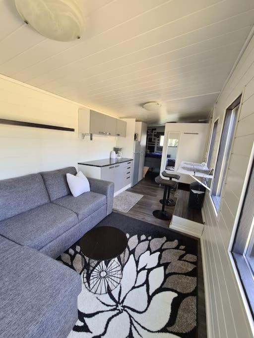 ein Wohnzimmer mit einem Sofa und einer Küche in der Unterkunft Ryysyranta 