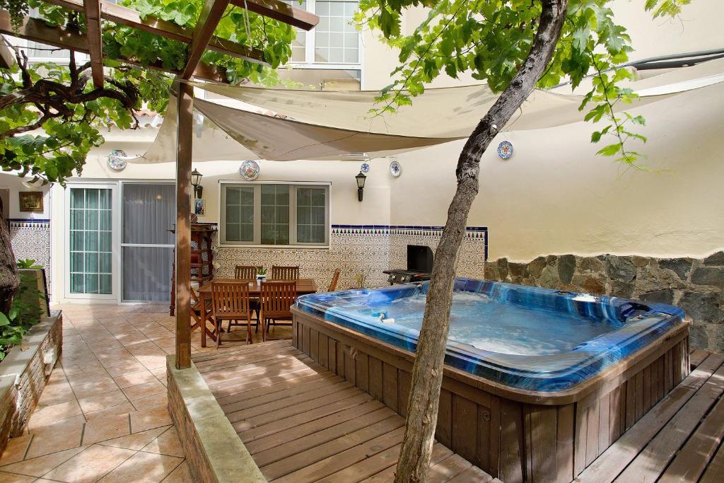 wanna z hydromasażem na środku patio w obiekcie Carmelo y Carmela 1 w mieście Teror