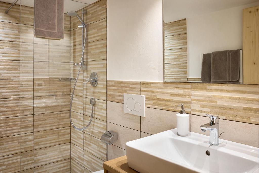 Koupelna v ubytování Hotel B&B Frohsinn