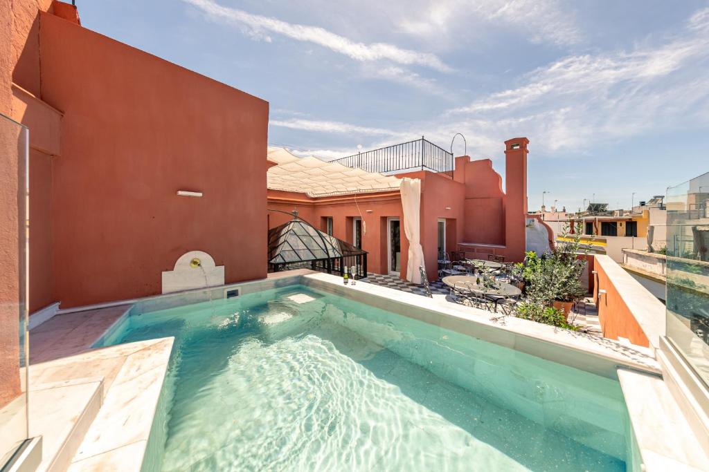 een zwembad op het dak van een huis bij Casa Palacio Virgenes 7 with private swimming pool and parking in Sevilla