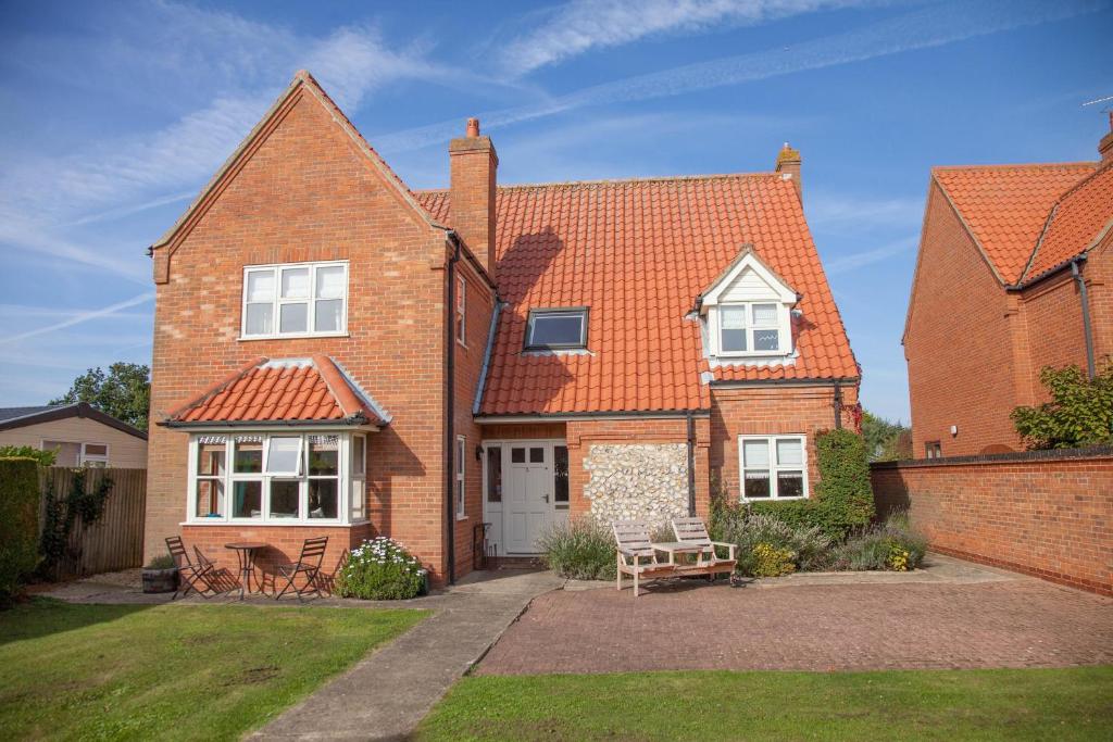 a brick house with an orange roof at 2 Priory Court in Thornham