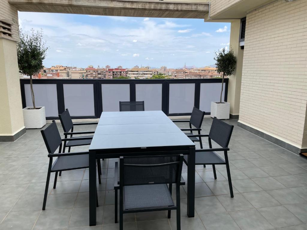 una mesa y sillas en un balcón con vistas en Apartamento Vips Suites en Murcia