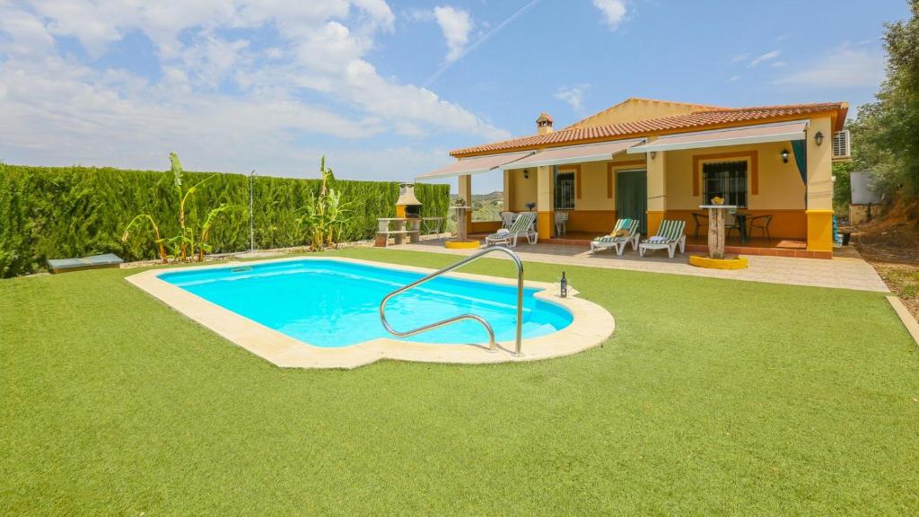 ein Swimmingpool vor einem Haus in der Unterkunft Villa Sara La Puebla de Los Infantes by Ruralidays in La Puebla de los Infantes