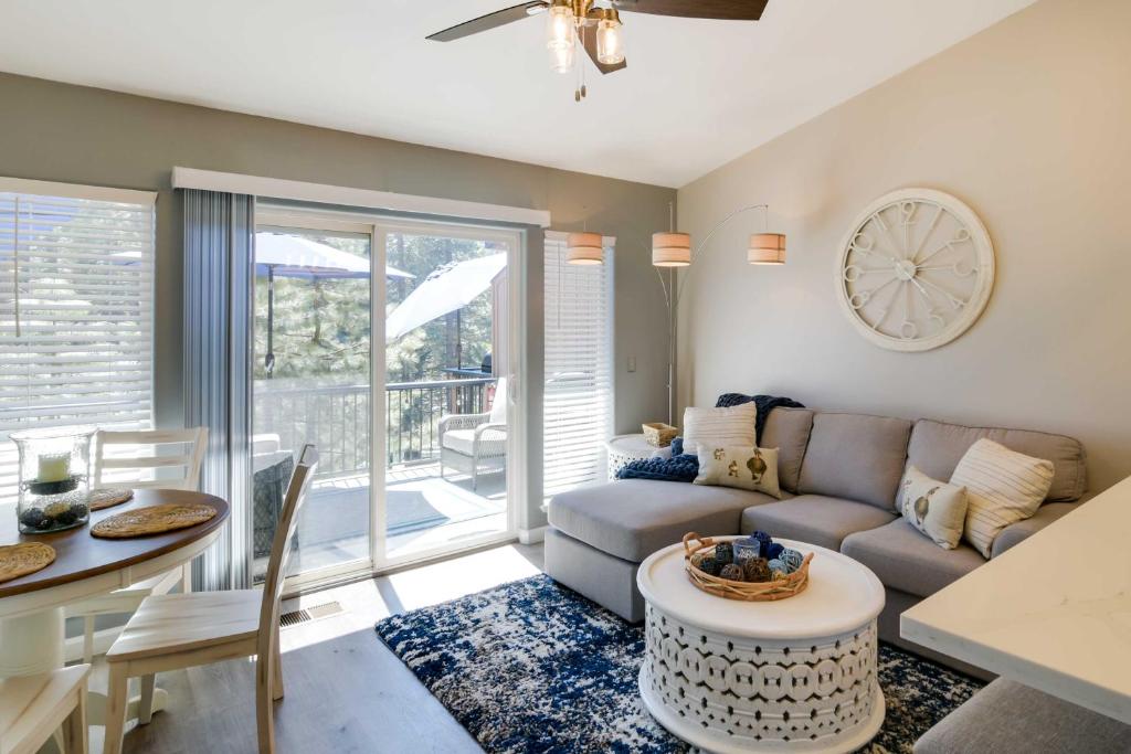 uma sala de estar com um sofá e uma mesa em Updated Lake Almanor Retreat with Dock Access! em Westwood