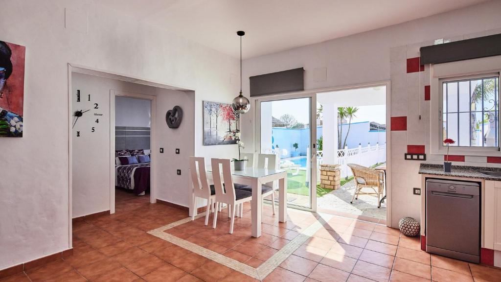 Kuchyňa alebo kuchynka v ubytovaní Villa Yuca Conil de la Frontera by Ruralidays