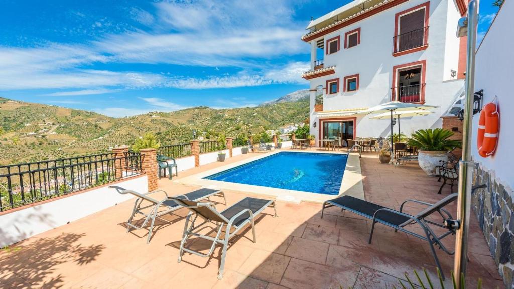 Villa con piscina y muebles de exterior en Villa La Posada Canillas de Albaida by Ruralidays, en Canillas de Albaida