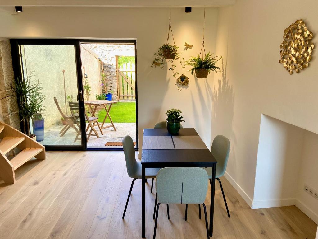 a dining room with a table and chairs at La petite Maison Messigny in Messigny-et-Vantoux