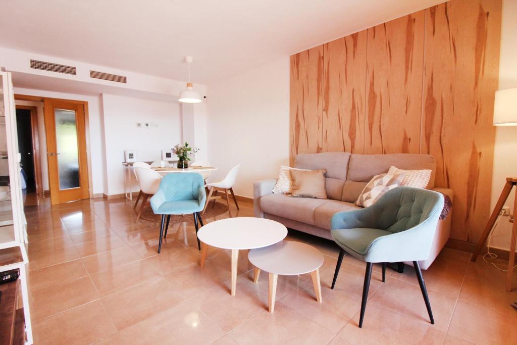 ein Wohnzimmer mit einem Sofa, einem Tisch und Stühlen in der Unterkunft APARTAMENTO DEL MAR - Playa Del Angel-Estepona in Estepona