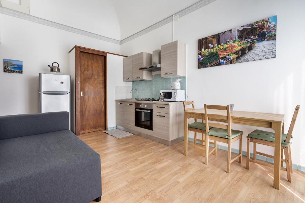 Kuchnia lub aneks kuchenny w obiekcie Porta Carini Residence