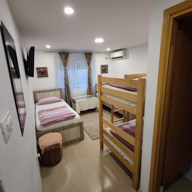 Postel nebo postele na pokoji v ubytování Apartments and rooms Lena