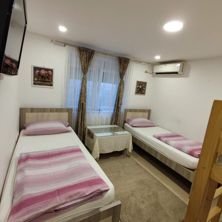 Postel nebo postele na pokoji v ubytování Apartments and rooms Lena