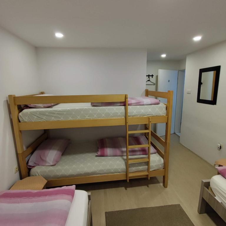 Postel nebo postele na pokoji v ubytování Apartments and rooms Lena