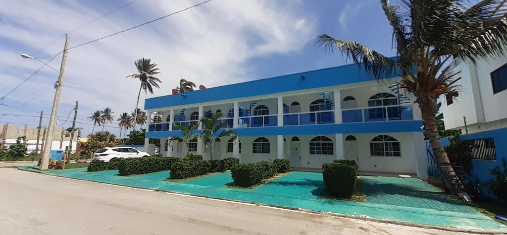 ein blau-weißes Gebäude mit einer Palme in der Unterkunft Cabrera 6 in Cabrera