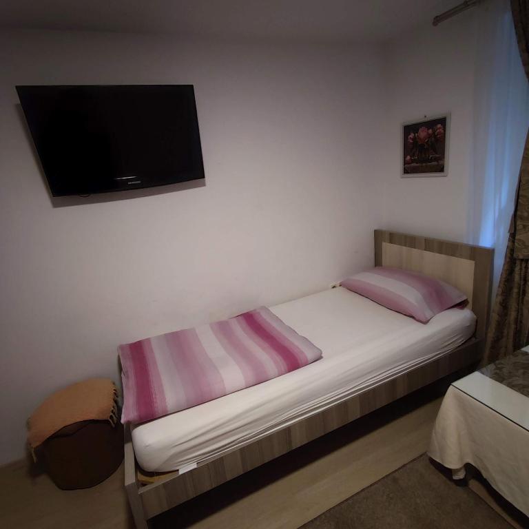 Postel nebo postele na pokoji v ubytování Apartments and rooms Lena