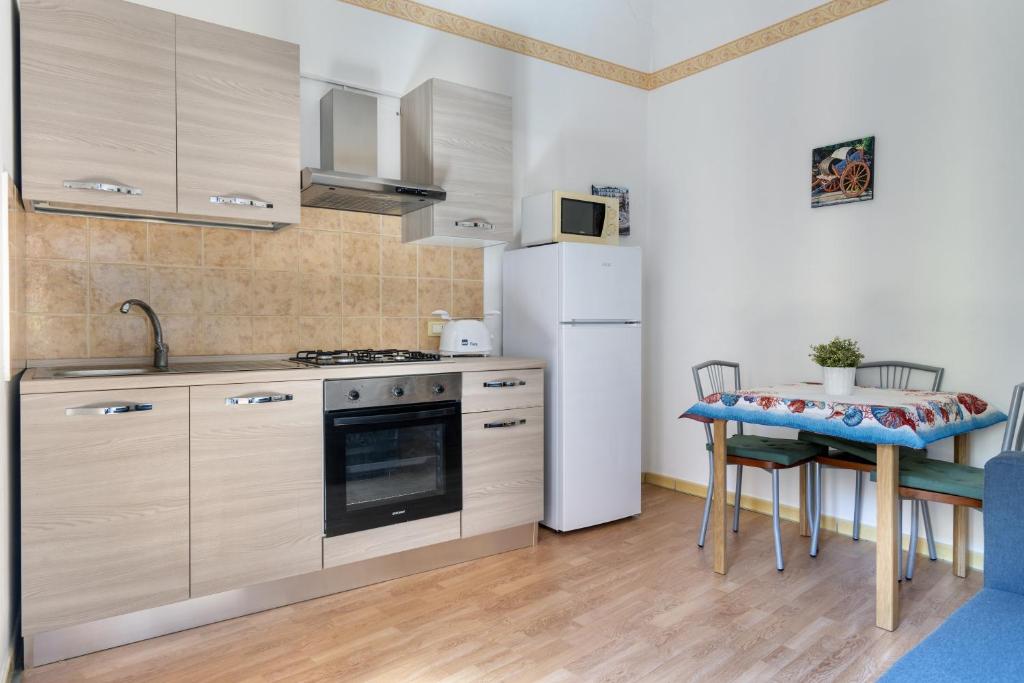 Kuchnia lub aneks kuchenny w obiekcie Porta Carini Residence