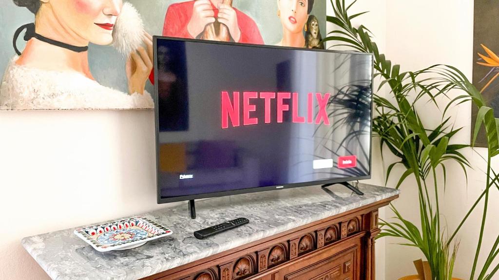 Televízia a/alebo spoločenská miestnosť v ubytovaní Casa Vacanze Il Duomo