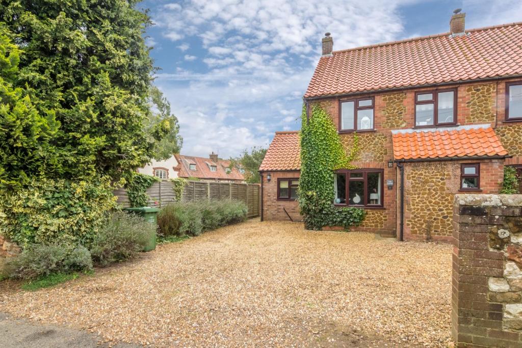 Aed väljaspool majutusasutust Tide Cottage