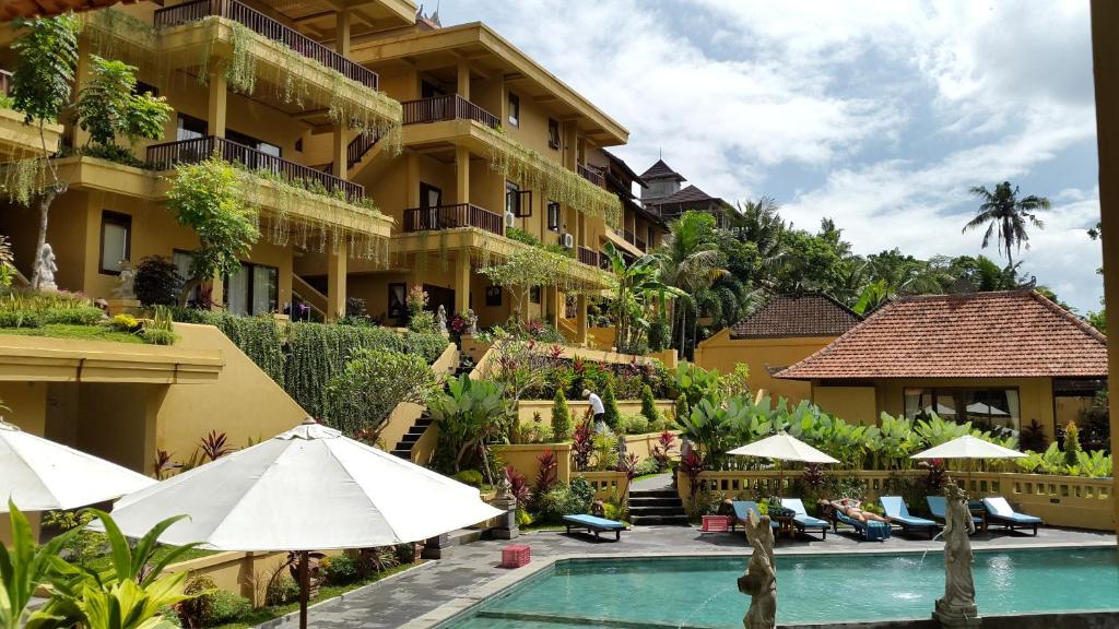 vista su un hotel con piscina di Sri Aksata Ubud Resort by Adyatma Hospitality ad Ubud