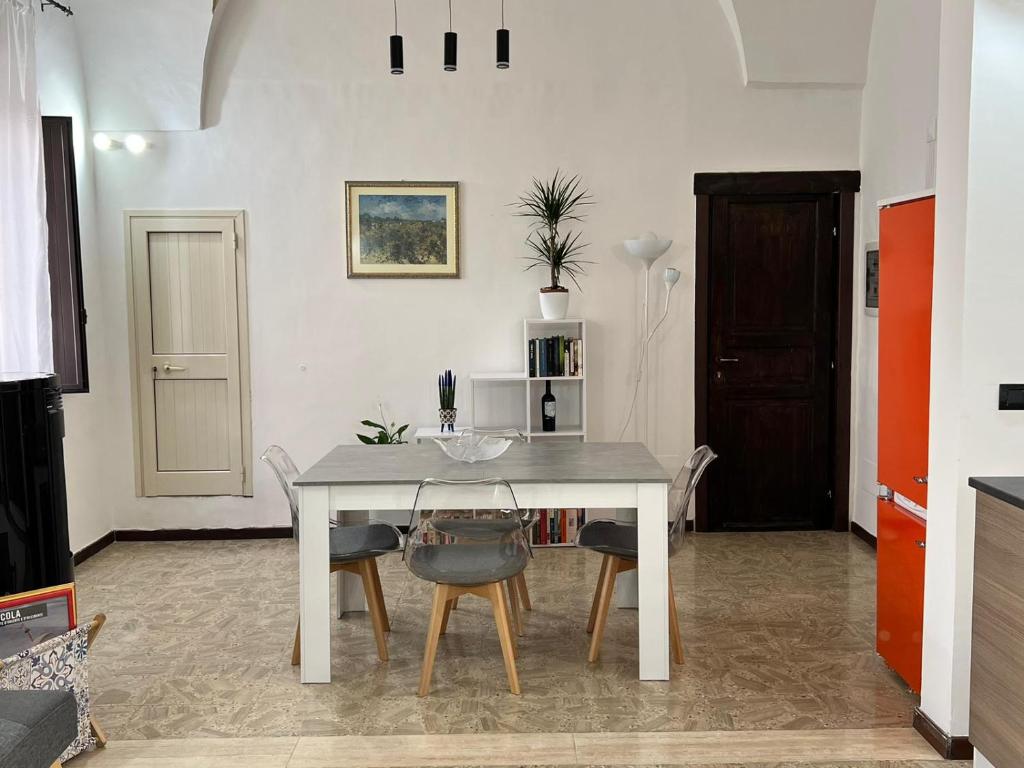 a dining room with a white table and chairs at Casa Vacanze Momò a Nardò in Nardò