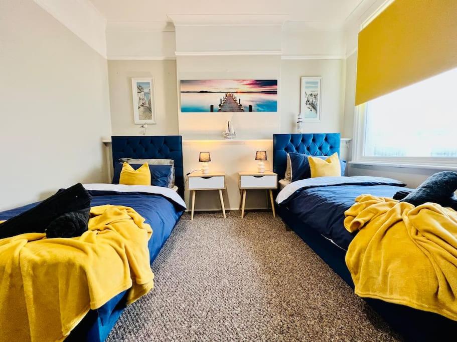 A bed or beds in a room at Beach Vibes in Southend-On-Sea by Artisan Stays I Free Parking I Weekly & Monthly Stay Offer