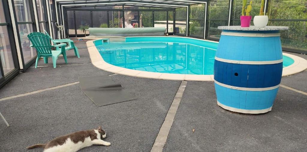 Maison piscine chaufféeの敷地内または近くにあるプール