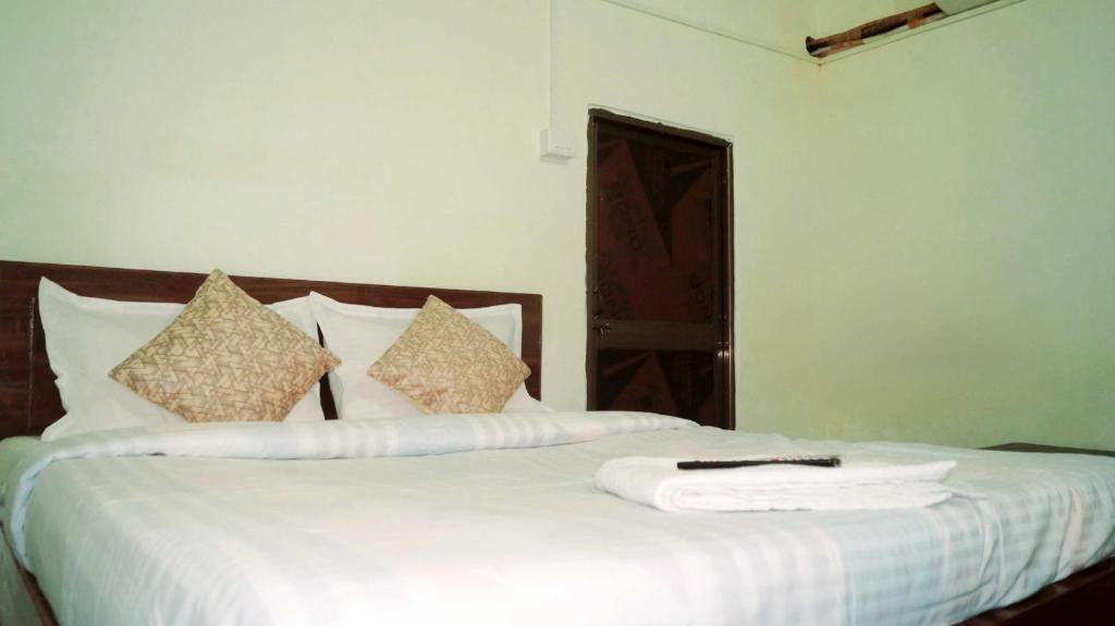 Postel nebo postele na pokoji v ubytování Hotel O Mishra Suites