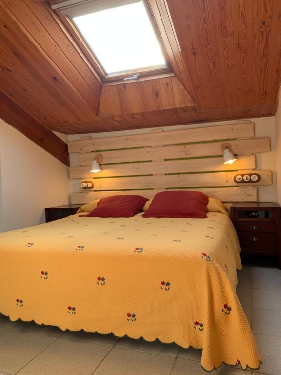 Postel nebo postele na pokoji v ubytování El Petit Estudi - Els Apartaments del Bosc
