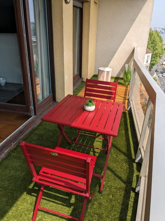 Balkón nebo terasa v ubytování PUTEAUX- La défense Arena Appartement vue tour Eiffel