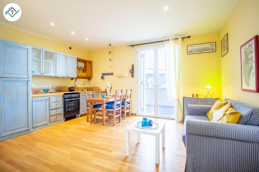 a living room with a couch and a table at Vedo il Mare by TuscanyWeGo in Livorno