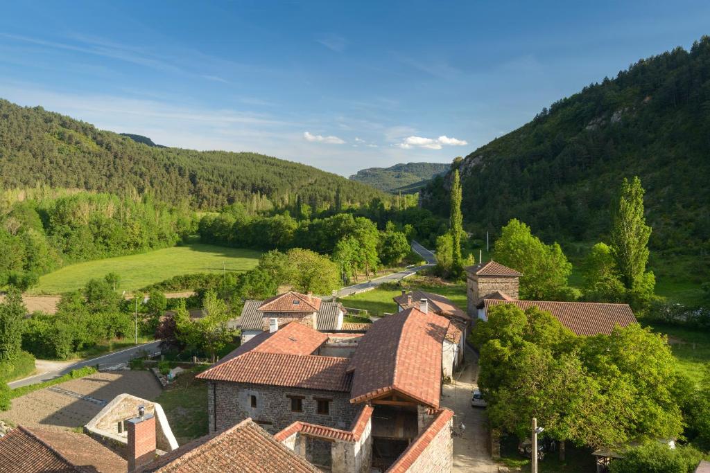 una vista aérea de un pueblo en las montañas en Hotel Rural Torre de Úriz, en Uriz
