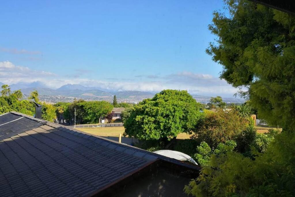 ダーバンヴィルにあるThe View Upstairs - A spacious apartment with a viewの木山家屋根