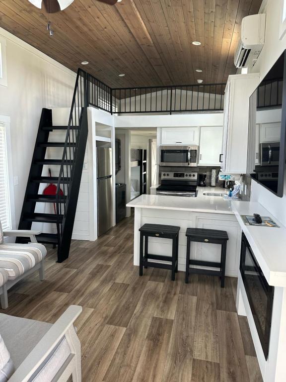 Η κουζίνα ή μικρή κουζίνα στο Gulf Shores RV Resort