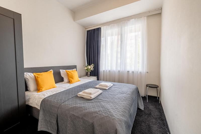 1 dormitorio con 1 cama con 2 toallas en Albert gare du Midi , 29, en Bruselas