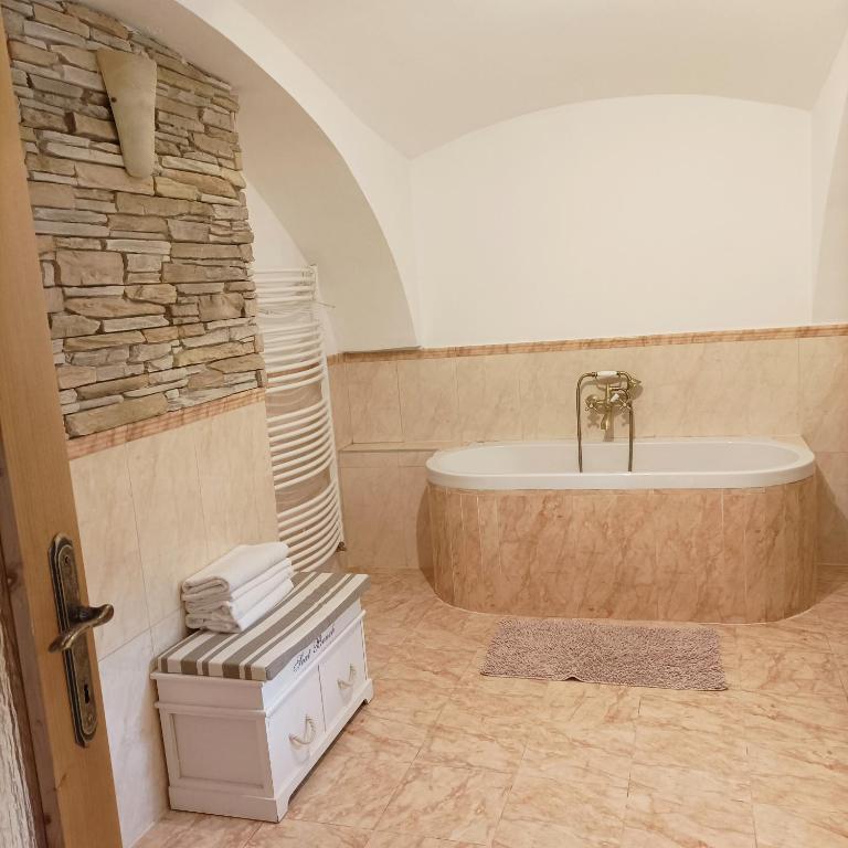 un bagno con vasca e lavandino di Old house in Forest a Křemže