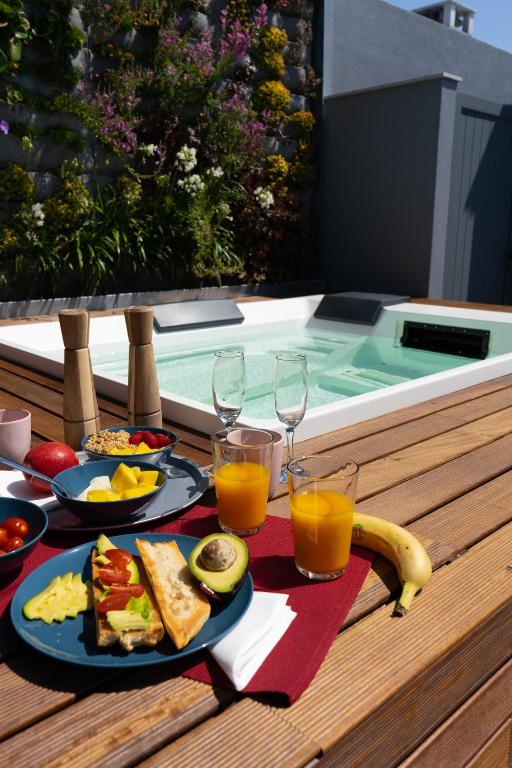 Image showcasing Penthouse w/private Rooftop,Whirlpool, BBQ, Sauna, Parede (updated ...