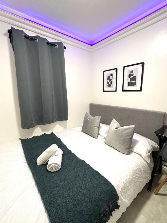 ロンドンにあるModern Double Room in Kensington Central Londonのベッドルーム(白いベッド、黒いカーテン付)